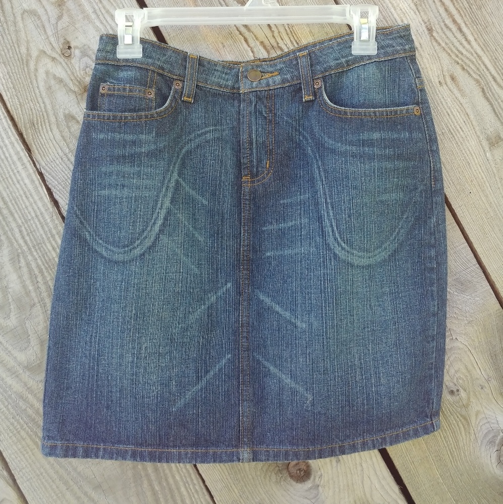 A jean skirt - Picture 2 of 4